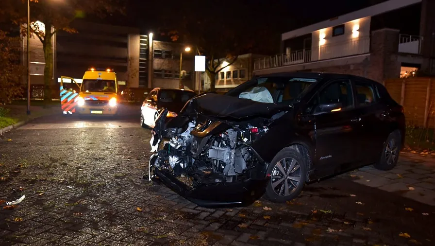 auto tegen boom
