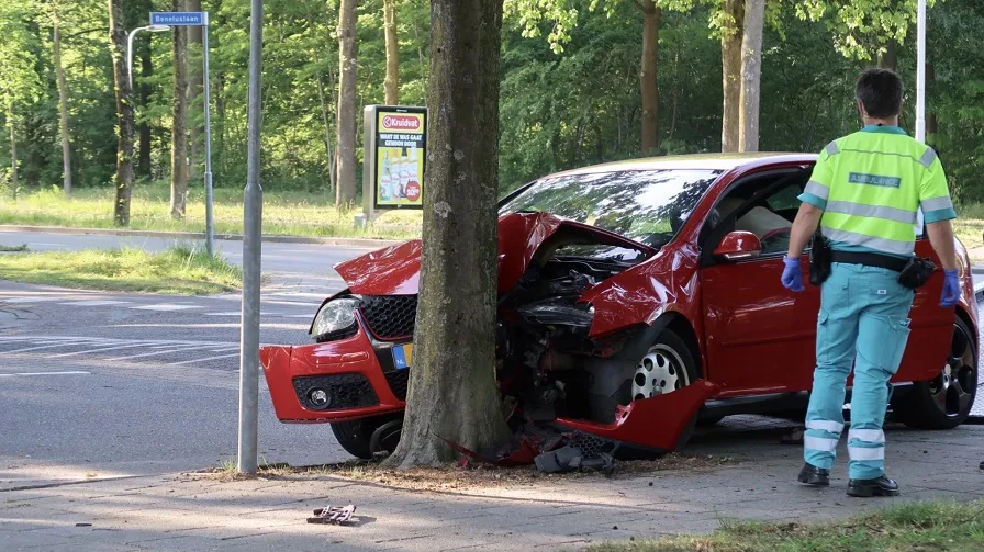 auto tegen boom beneluxlaan