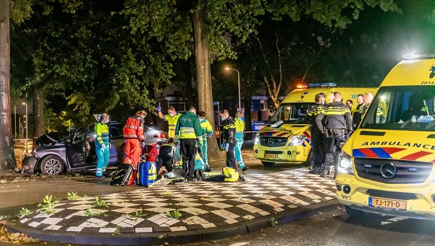 auto tegen boom sweelincklaan