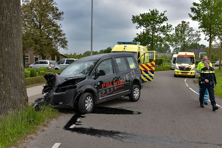 auto tegen boom udenhout