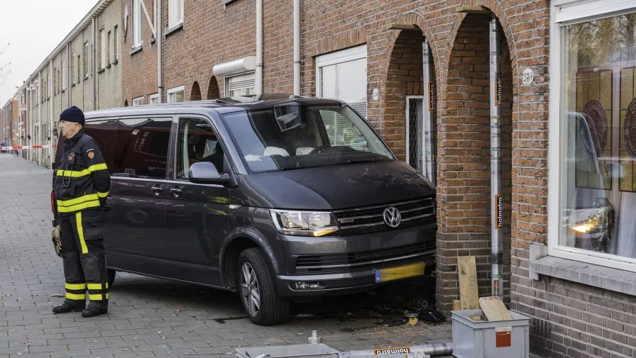 auto tegen gevel groenstraat tilburg