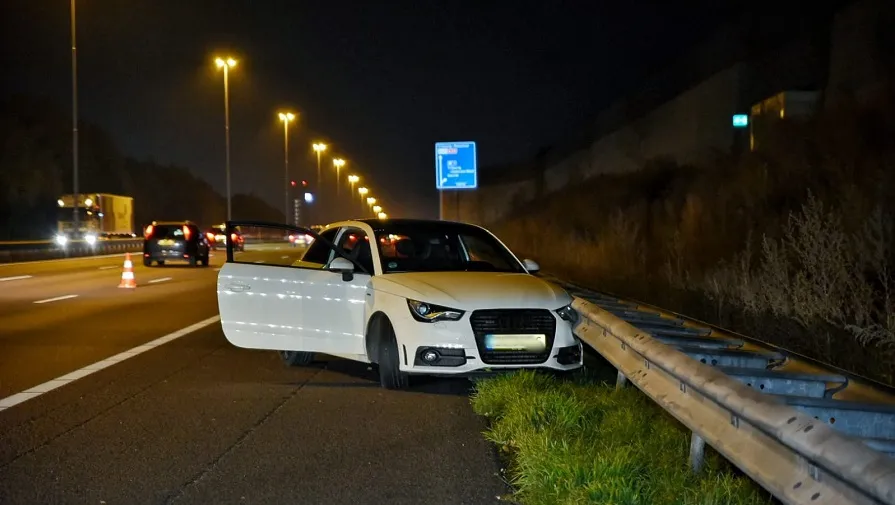 auto tegen vangrail a58