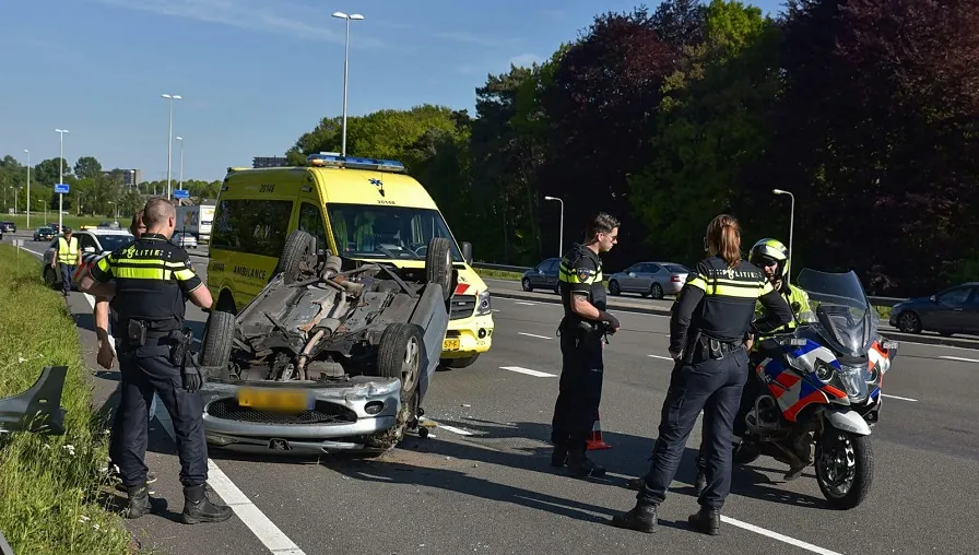 auto vliegt over de kop op burg bechtweg