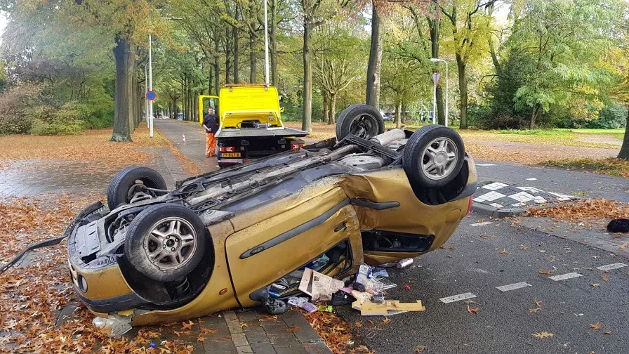 auto vliegt over de kop