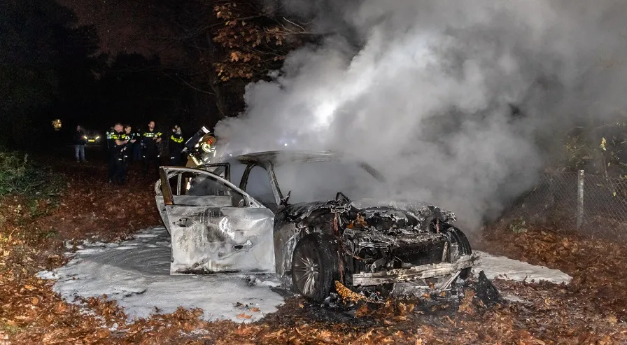 autobrand op bosperceel