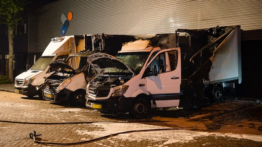bedrijfswagens in brand