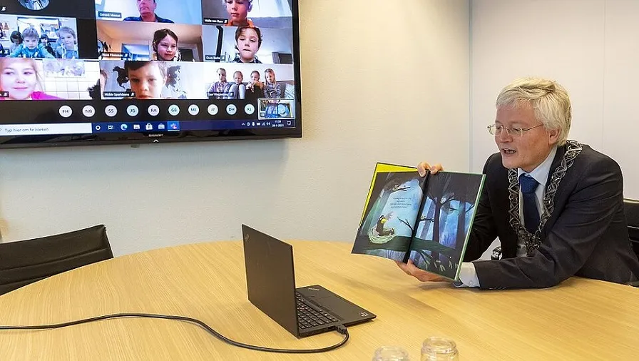 burgemeester leest voor 262cfd3f69