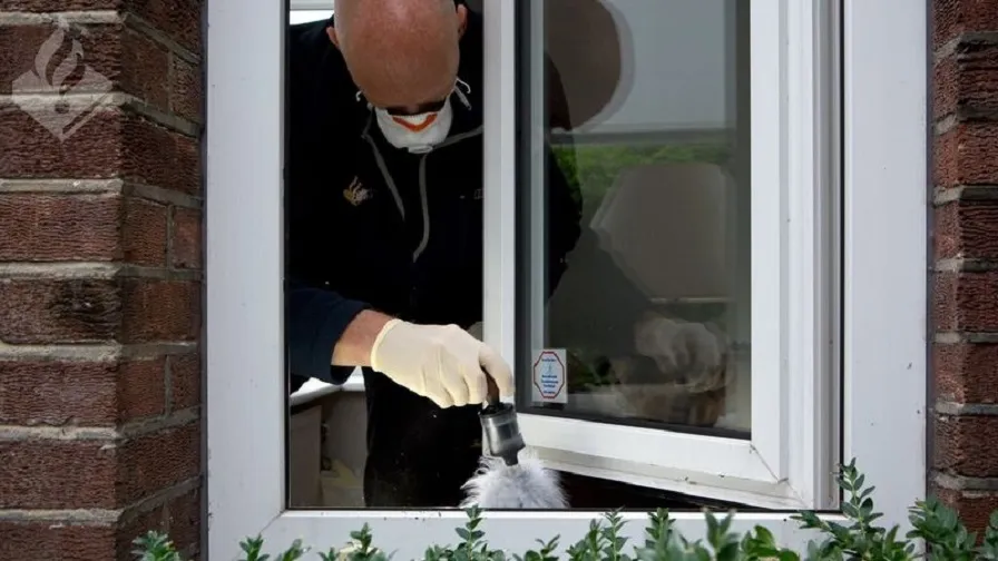 den haag stock forensische opsporing zoeken sporen raamkozijn pm
