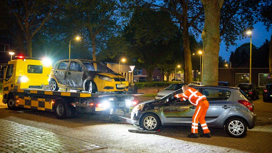 drie autos uitgebrand