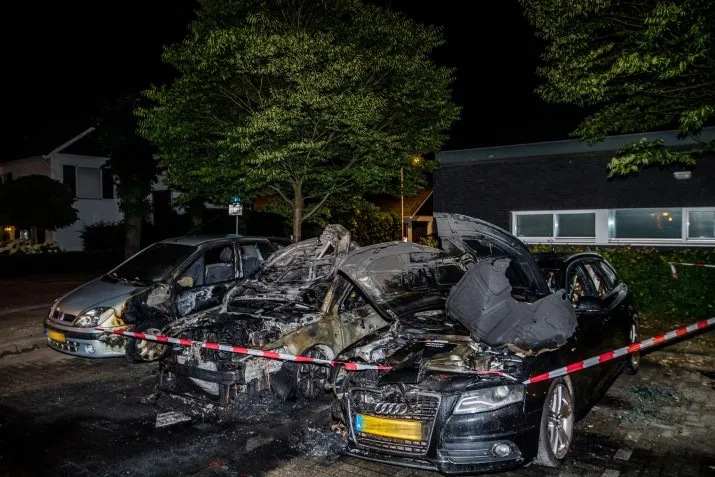 drie autos uitgebrand