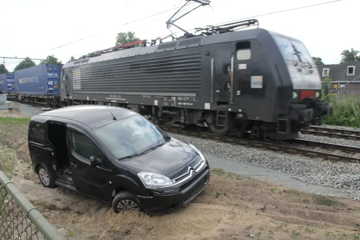 dronken automobilist belandt op spoor