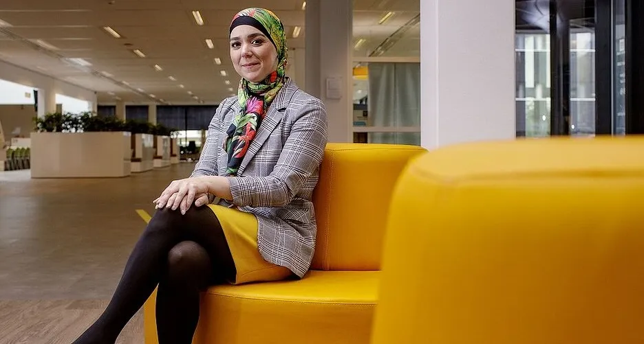 esmah op gele bank f6476fc8e9