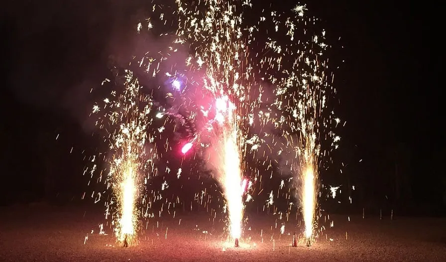 fireworks 1720197 1280