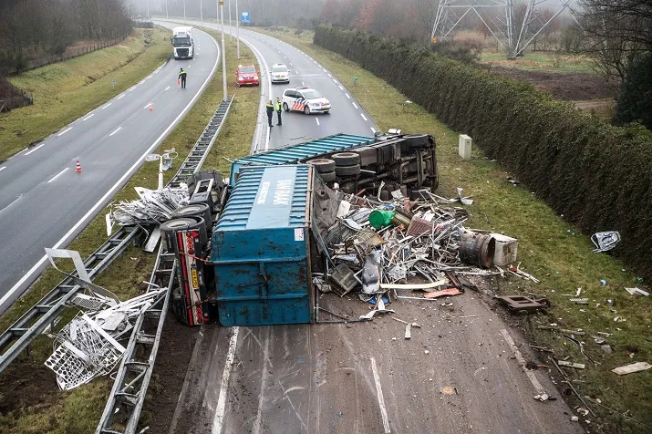 gekantelde vrachtwagen bechtweg