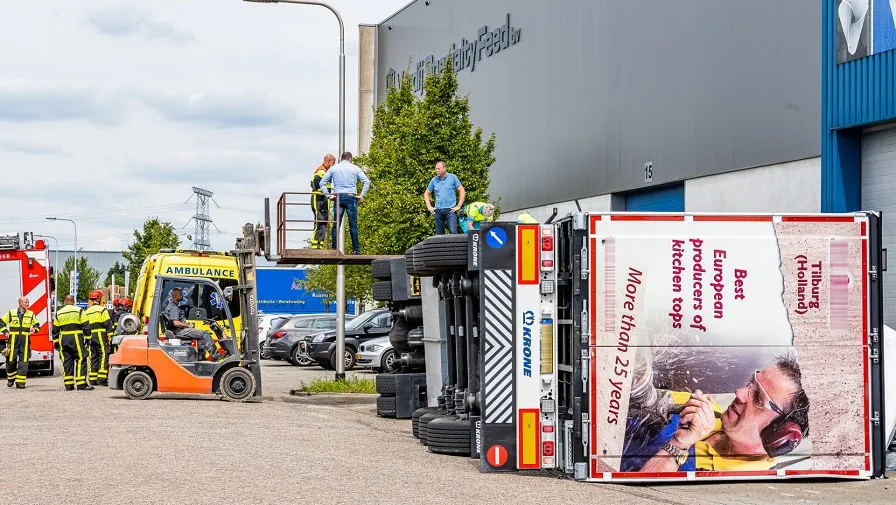 gekantelde vrachtwagen met marmer