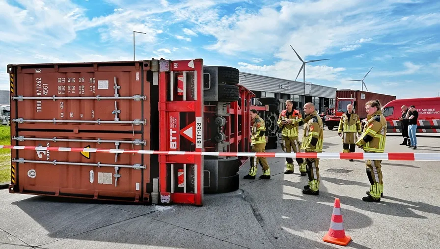gekantelde vrachtwagen