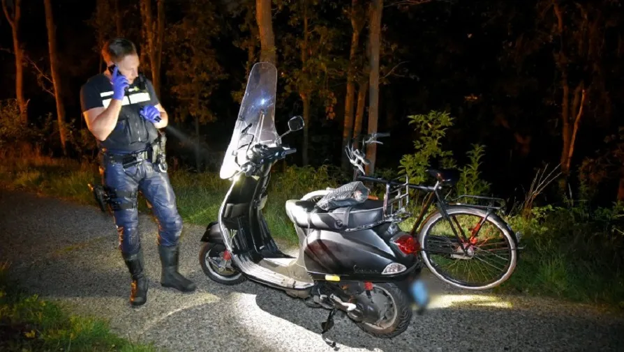 gewonde vrouw op fietspad