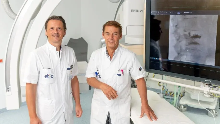 interventieradiologen etz dr alexander venmans en dr paul nm lohle vertebroplastiek 9578 003 915x518 1