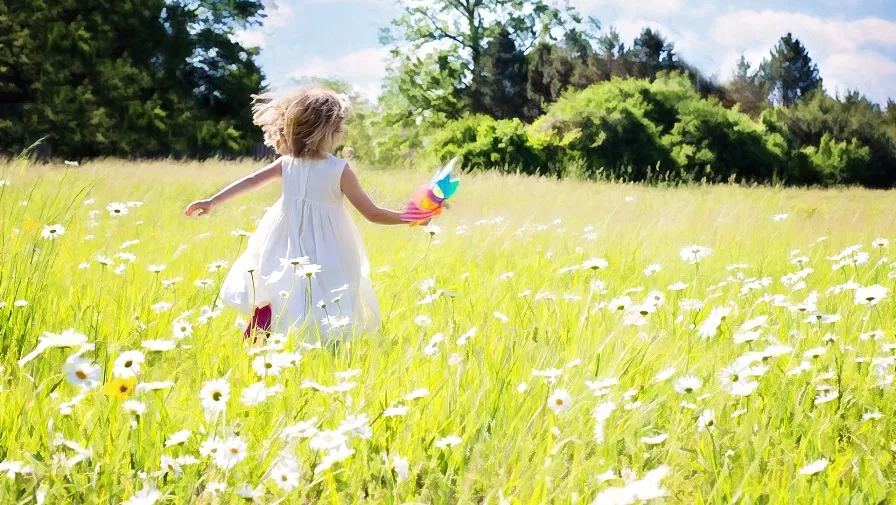little girl running g4268db679 1920