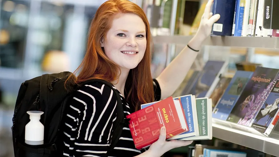 meisje rugzak met boeken bieb boekenplank