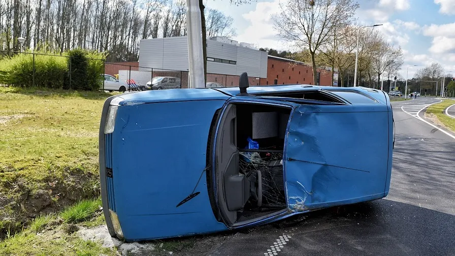 ongeluk auto op kant