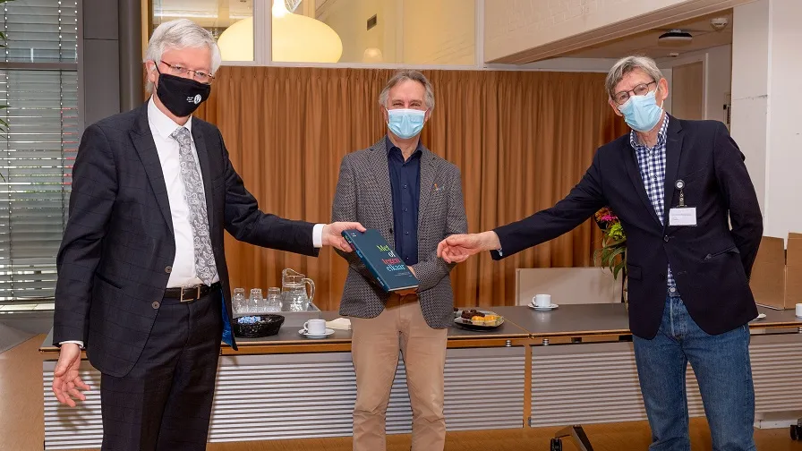 overhandiging boek met of tegen elkaar