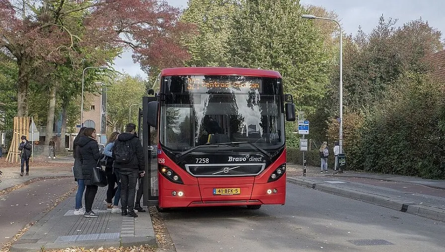 passagiers stappen in bus d6fa399008
