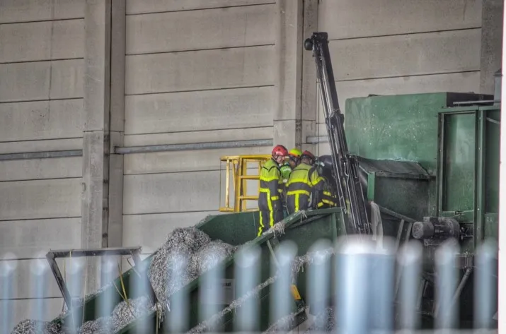 persoon bekneld in papierpers