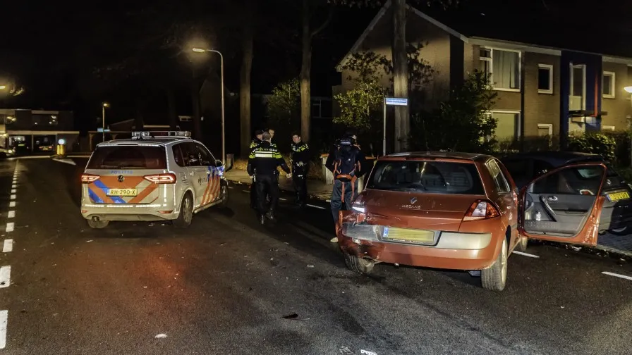 politie auto botst op auto na achtervolging