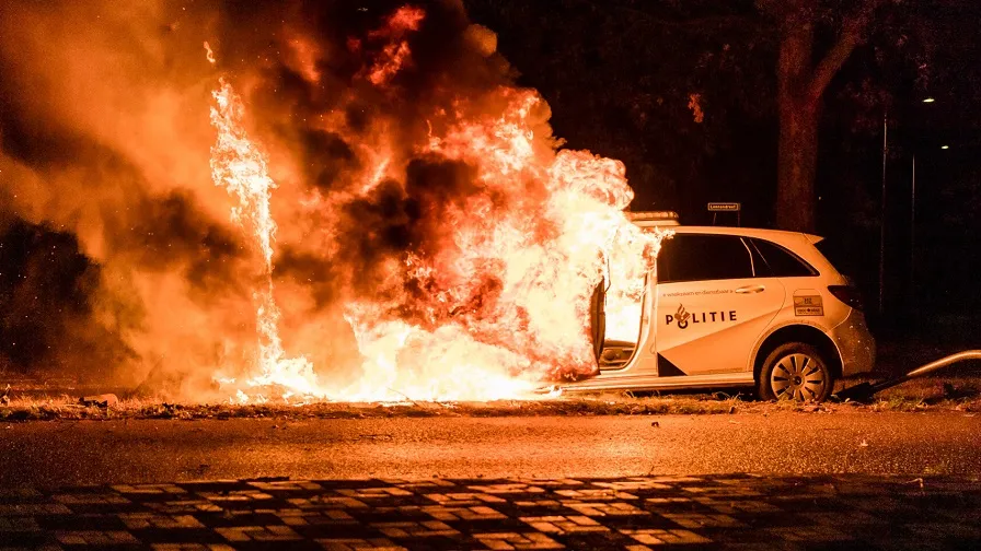 politieauto in brand