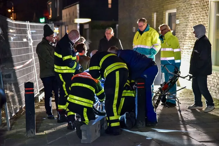rolstoel tegen paaltje