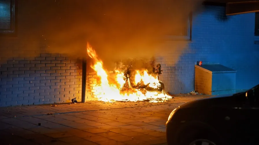 scooter in brand puccinistraat