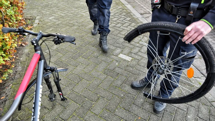 vader en kind vallen van fiets