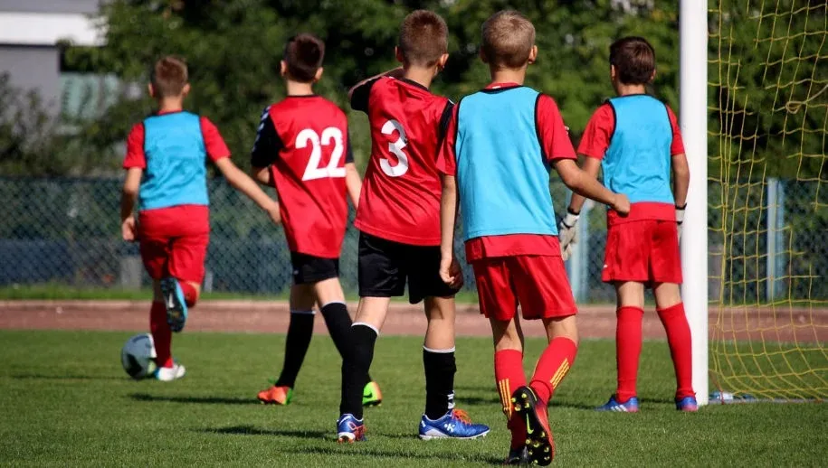 voetbal kinderen football 2853609 12801 915x518 1