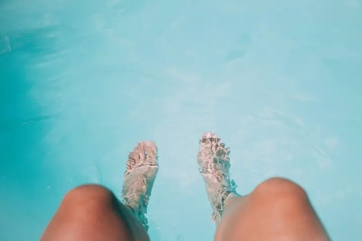 voeten in water