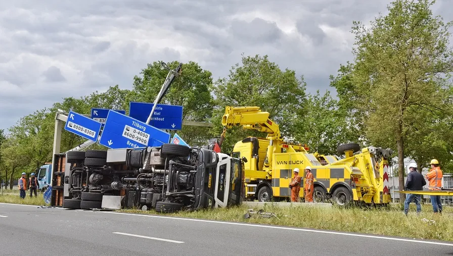 vrachtwagen gekanteld
