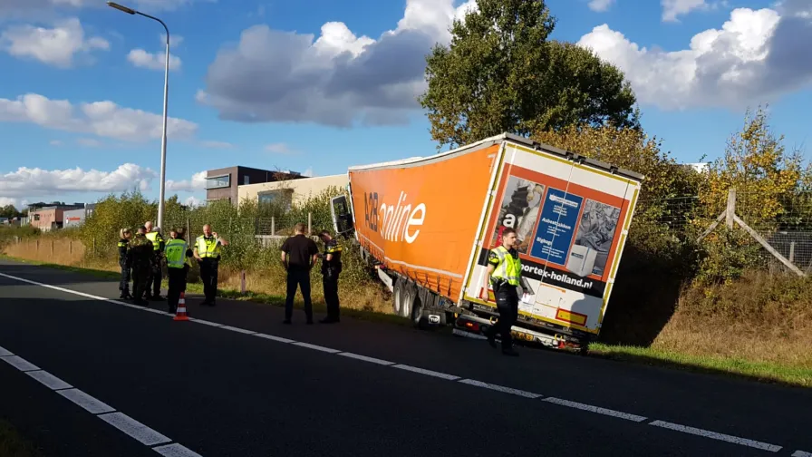 vrachtwagen in sloot a58 moergestel