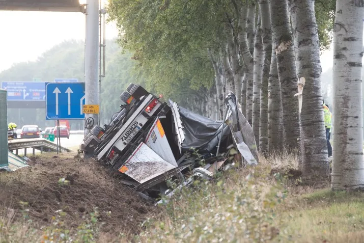 vrachtwagen in sloot a58 tilburg