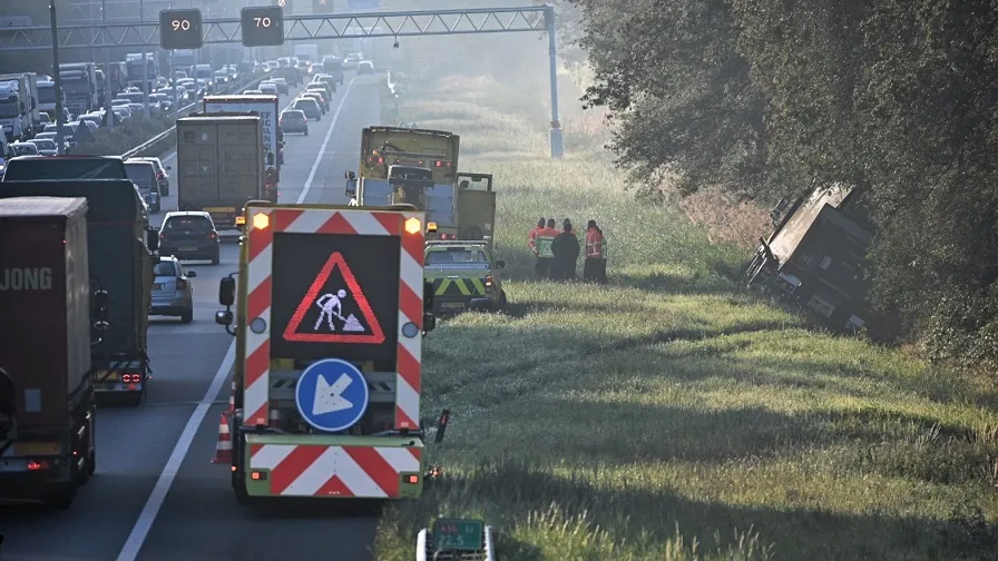 vrachtwagen in sloot a58