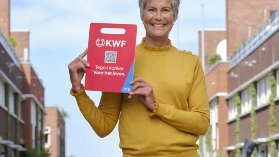 vrouw met collectebord op straat 915x518 1