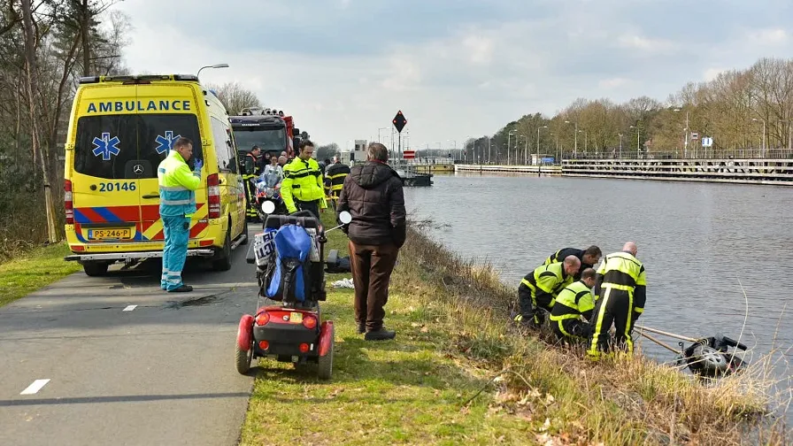 vrouw met scootmobiel te water diederik cools