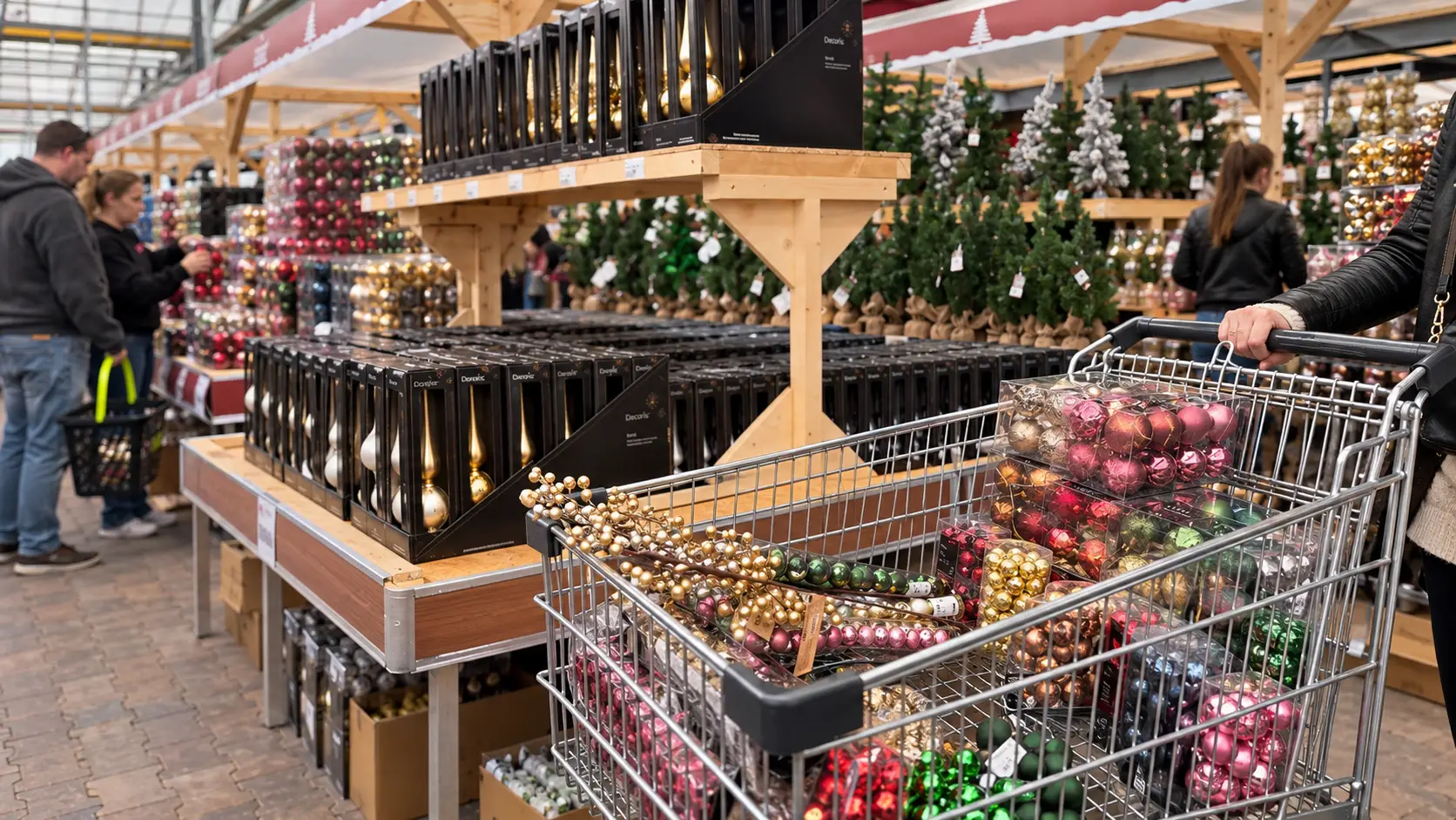 Kerstdrukte met een volle decoratiekar