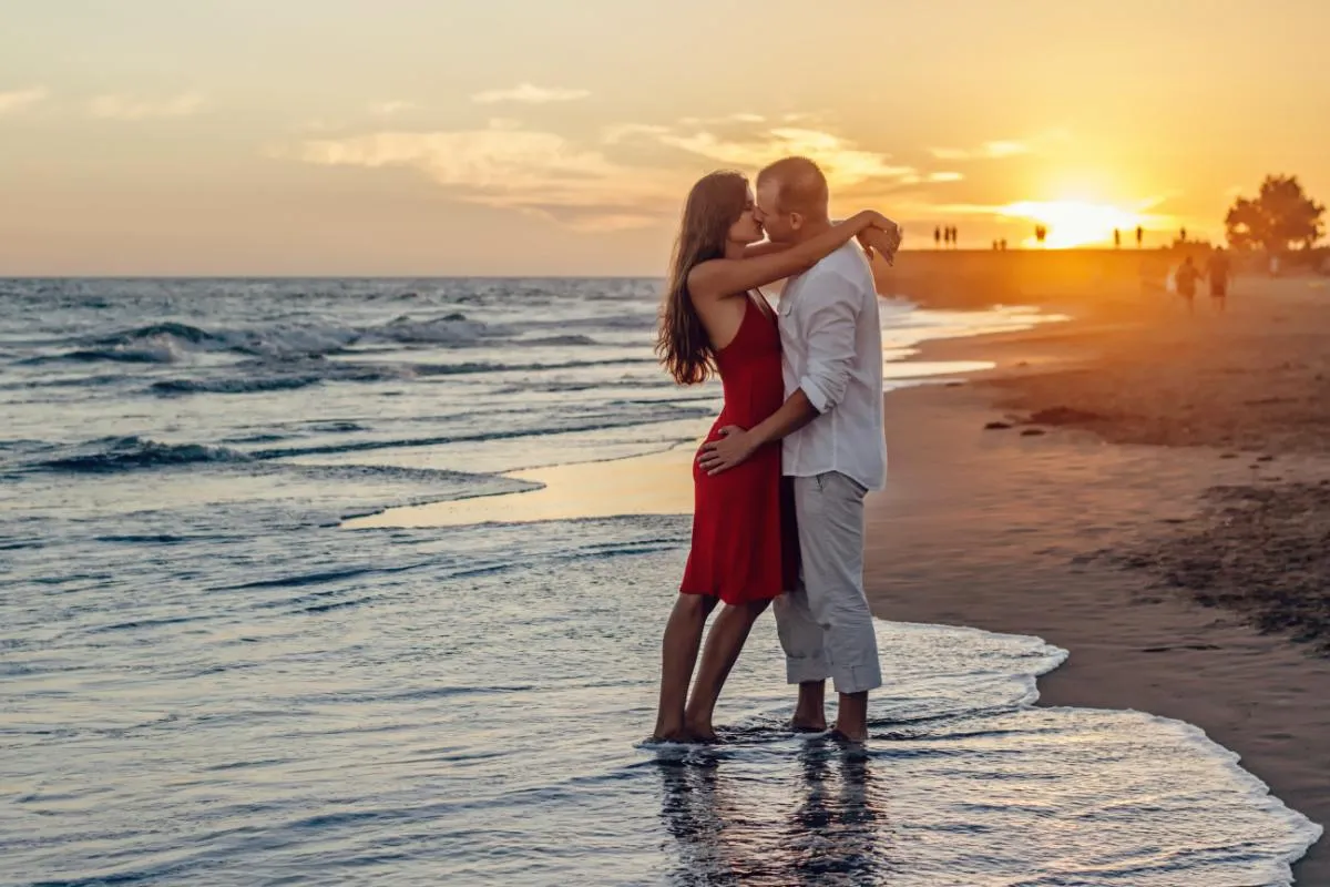 geliefden zomer hartstocht koppel paar zee strand zon zonsondergang