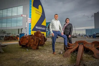 chantal karnaat als voorlichter maarten van oosten over het sluiten van futureland op de maasvlakte er komt binnenkort een nieuw voorlichtingscentrum op de maasvlakte foto frank de roo
