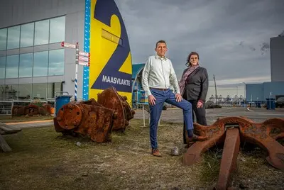 chantal karnaat als voorlichter maarten van oosten over het sluiten van futureland op de maasvlakte er komt binnenkort een nieuw voorlichtingscentrum op de maasvlakte foto frank de roo
