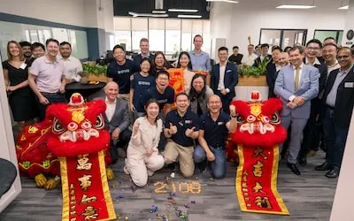 opening van het nieuwe kantoor van sioux in singapore met links vooraan oprichter hans duisters van het eindhovense technologiebedrijf