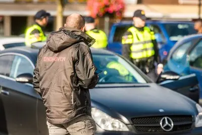 politiecontrole op de woenselse markt in eindhoven