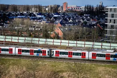 de metro op de grens met capelle aan den ijssel en rotterdam in rotterdam staat wel een geluidsscherm en aan de kant van capelle niet foto frank de roo