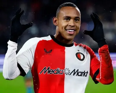 feyenoord sc heerenveen seizoen 2024 2025 igor paixao maakt weer eens wat onverklaarbare bewegingen die een vreugdedans moeten voorstellen na de 3 0 foto pim ras