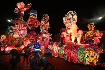 nlbeeld 20250301 standdaarbuiten t zwammegat carnavalsoptocht met lichtjes cv de brakkies foto ramon mangold pix4profs